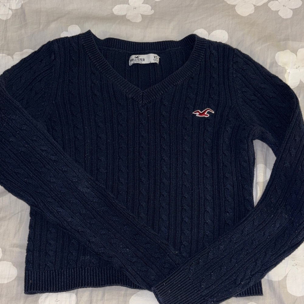 Hollister Women's Navy V-Neck Sweater